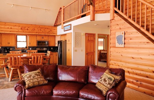 Isle House | Cozy Log Home on 4 private Acres — Just 0.5 miles to Mille Lacs Lake