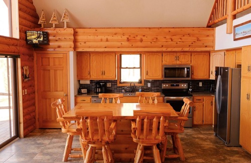 Isle House | Cozy Log Home on 4 private Acres — Just 0.5 miles to Mille Lacs Lake