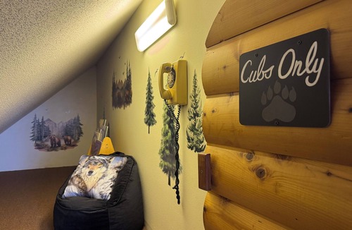 Isle House | Cozy Log Home on 4 private Acres — Just 0.5 miles to Mille Lacs Lake