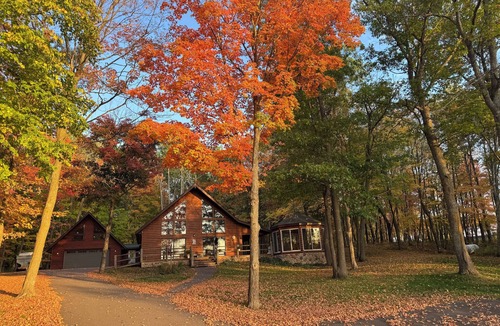 Isle House | Cozy Log Home on 4 private Acres — Just 0.5 miles to Mille Lacs Lake