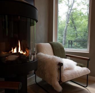 Sunday River Area Apartment | Cozy Luxury Cabin w Hot Tub, Fire Pit, King Bed