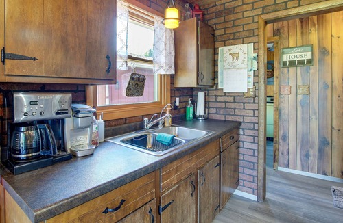 Markesan Cabin | Cozy Markesan Cabin ~ 2 Mi to Green Lake Access!