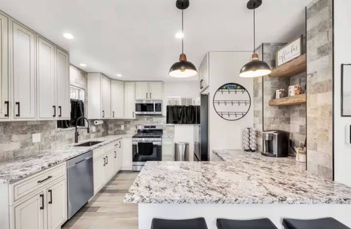 Twin Lakes House | Cozy Master King suite- play room- hot tub