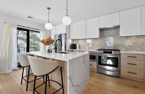 East Boston Condo | Cozy Modern 2-bedroom condo in Boston, 15 minute walk to Downtown and Airport