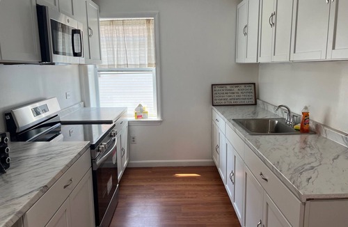 Dover Apartment | Cozy Modern 3-bedroom/2 Bath apartment in downtown Dover with AC, WiFi