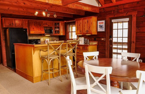 South Bloomingville Cabin | Cozy Mountain Top Log Cabin In Hocking Hills! Pet- Friendly!