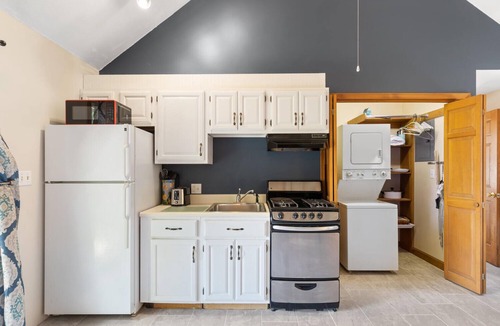 Nahant Apartment | Cozy Nahant Apartment 5 min walk to private beaches