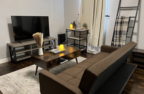 South Side Flats Apartment | ⁂ Cozy Nook off Carson - Free Parking & Private Entry ⁂