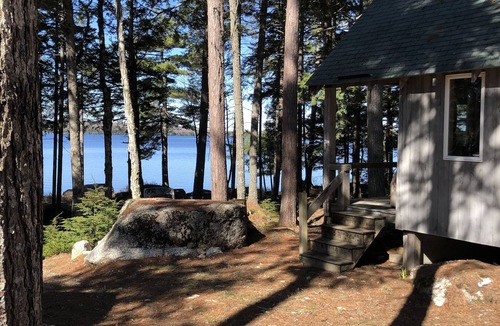 Aurora Cabin | Cozy, Off-Grid Camp on Spectacle Pond w/private water frontage!