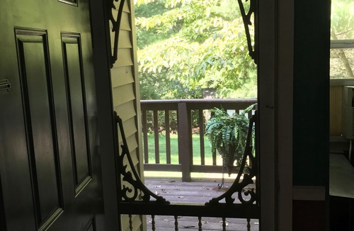 Greenbrier Apartment | Cozy pet friendly retreat near Nashville!