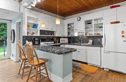 Grand Haven House | Cozy Pet Friendly Home | Minutes from Lake Michigan