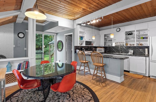 Grand Haven House | Cozy Pet Friendly Home | Minutes from Lake Michigan