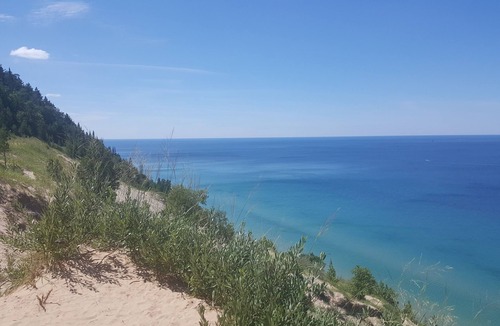 Arcadia House | Cozy Resort Cottage, 1 Minute Walk to Private Beach, Dock