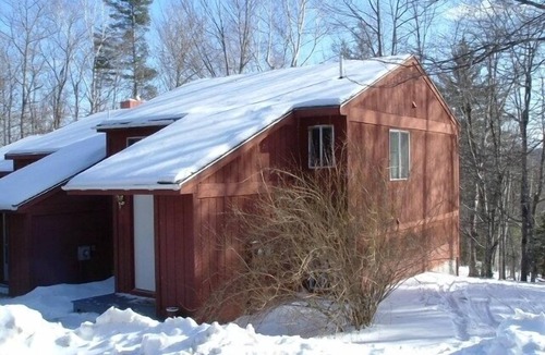 Stoneham Condo | Cozy Retreat, Hot tub, Wireless,Close to Kezar Lake, abuts White Mountains