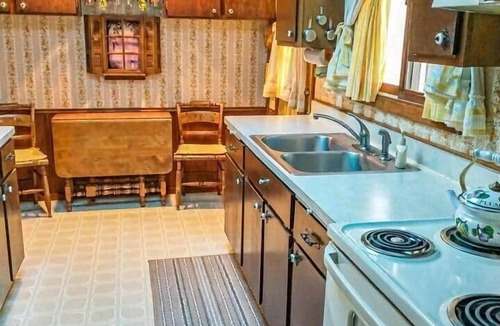 Green Lake House | Cozy & Rustic 2 Bedroom Retreat