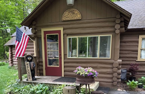 Honor Cabin | Cozy/rustic cabin in the woods.linens provided!