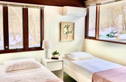 Chilmark House | Cozy Sanctuary with Water Views