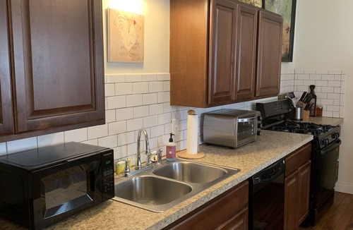 Schnitzelburg House | Cozy Shotgun house in Schnitzelburg! Close to Downtown hospitals