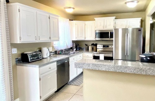 Cimarron Hills House | Cozy Springs Getaway - Close To Airport & Base