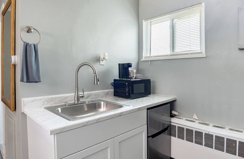 Riverview Apartment | Cozy Stay in Brownstown w/Wi-fi & Streaming TV