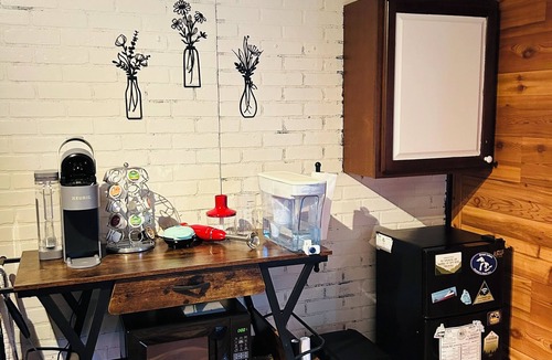 Drayton Plains Cabin | Cozy studio cabin in wonderful Fenton with AC