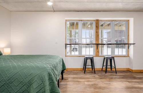 Mayfield House | Cozy Studio-Spider-Beach-Pontoon & Paddle-Near TC!