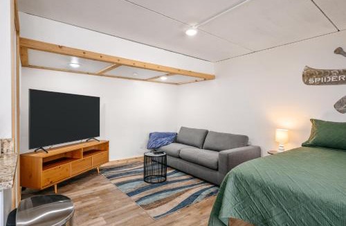 Mayfield House | Cozy Studio-Spider-Beach-Pontoon & Paddle-Near TC!