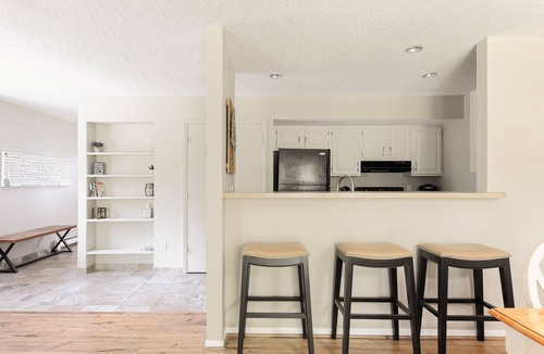 Acme Condo | ♕ Cozy & Stylish 2 King 2BDR Condo @ Hilltop > 5735