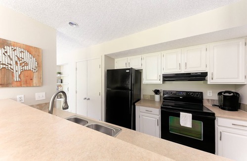 Acme Condo | ♕ Cozy & Stylish 2 King 2BDR Condo @ Hilltop > 5735