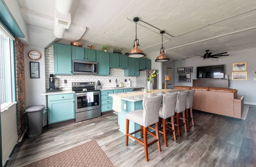 Sandusky Condo | Cozy/Stylish Chesapeake Sunrise Retreat-1 King Bed