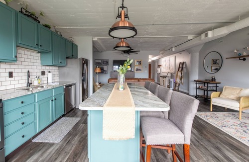 Sandusky Condo | Cozy/Stylish Chesapeake Sunrise Retreat-1 King Bed