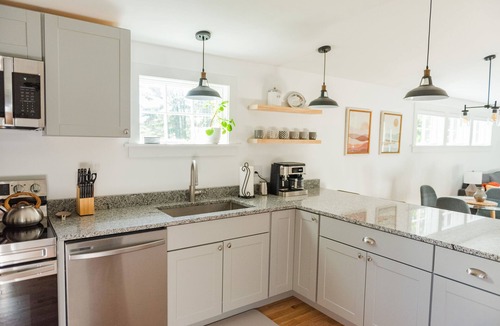 Yarmouth Apartment | Cozy sunny guest house minutes to Freeport and Portland
