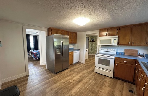 Albany House | Cozy Three Bedroom House Near Marina Rowena
