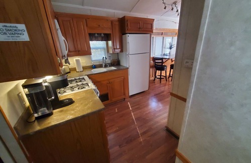 Friendship House | Cozy Tiny Home in Friendship on Castle Rock Lake, Sun Deck, Water, Pet Friendly