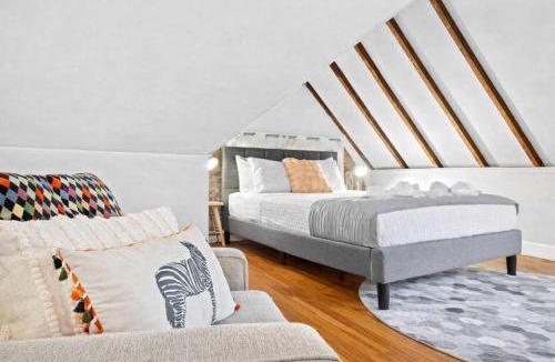 Limerick Apartment | Cozy Top-Floor Retreat in the Heart of Louisville