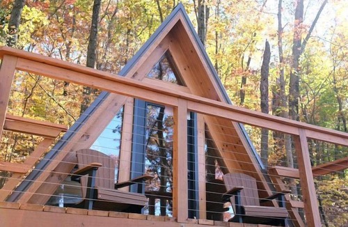 Scio Cabin | Cozy Tree Cabin with Wonderful Views from the Deck by Tappan Lake in Ohio