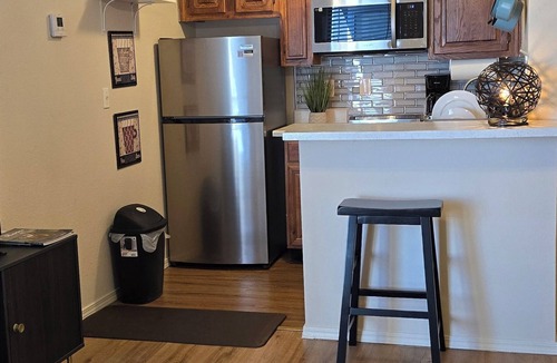 Oklahoma City Apartment | Cozy Updated Cove of Heaven, 5 mins from Lake Hefner and mall. Centrally located