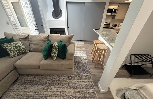 Federal Heights Condo | Cozy Urban Retreat – Close to Downtown, Free Parking!