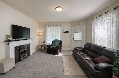 Folsom's Addition House | Cozy Victorian centrally located near hospitals & downtown w/parking & laundry!