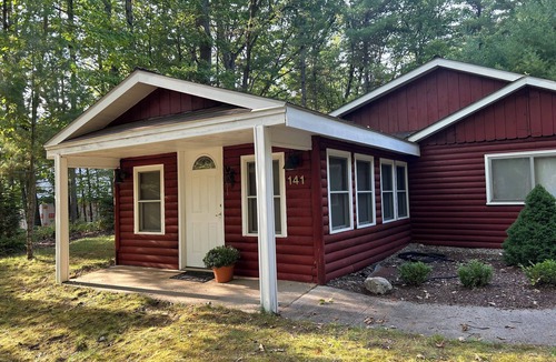 Higgins Lake Cabin | Cozy Vintage Cottage - Higgins Lake