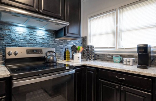 Tulsa House | Cozy & Warm two bedroom home 5 mins from Downtown, Gilcrease Museum!