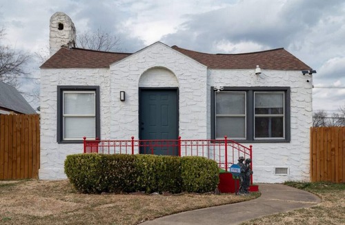 Tulsa House | Cozy & Warm two bedroom home 5 mins from Downtown, Gilcrease Museum!