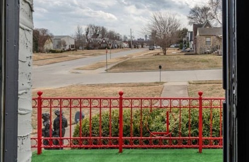 Tulsa House | Cozy & Warm two bedroom home 5 mins from Downtown, Gilcrease Museum!