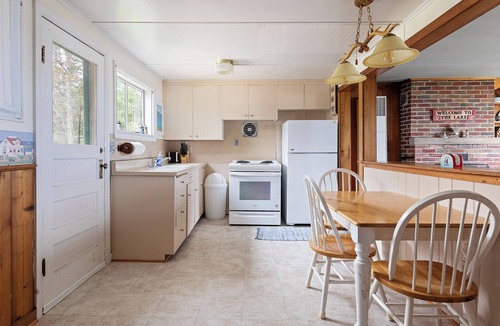 Glen Arbor Cottage | Cozy Waterfront Cottage w/Kayaks on Big Glen Lake!