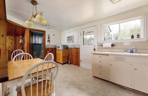 Glen Arbor Cottage | Cozy Waterfront Cottage w/Kayaks on Big Glen Lake!
