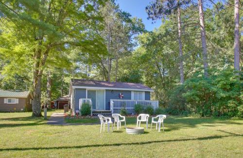 Wellston House | Cozy Wellston Cabin - Walk to Crystal Lake!