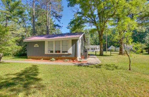 Wellston House | Cozy Wellston Cabin - Walk to Crystal Lake!