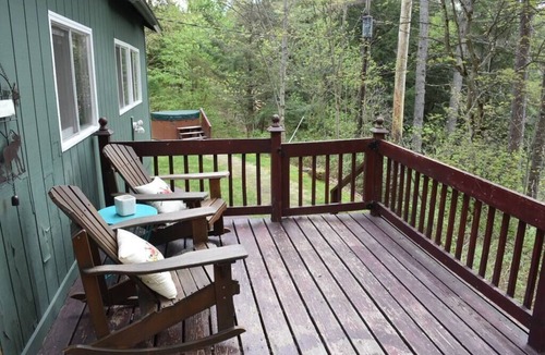 Gilman House | Cozy White Mountain Cabin w/Hot Tub & Fireplace.