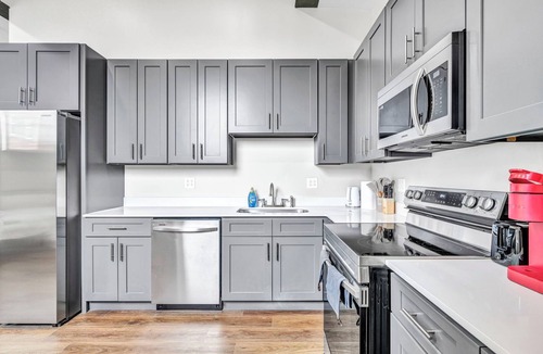 Cleveland Apartment | CozyStudio+65"TV+8Min from DT CLE