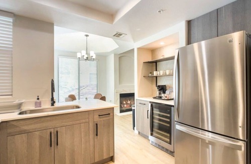 Desert Paradise Estates Apartment | CozySuites at Kierland Commons by golf course!